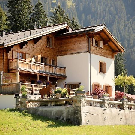 Berghaus Alpenroesli Hotel Клостерс Екстериор снимка