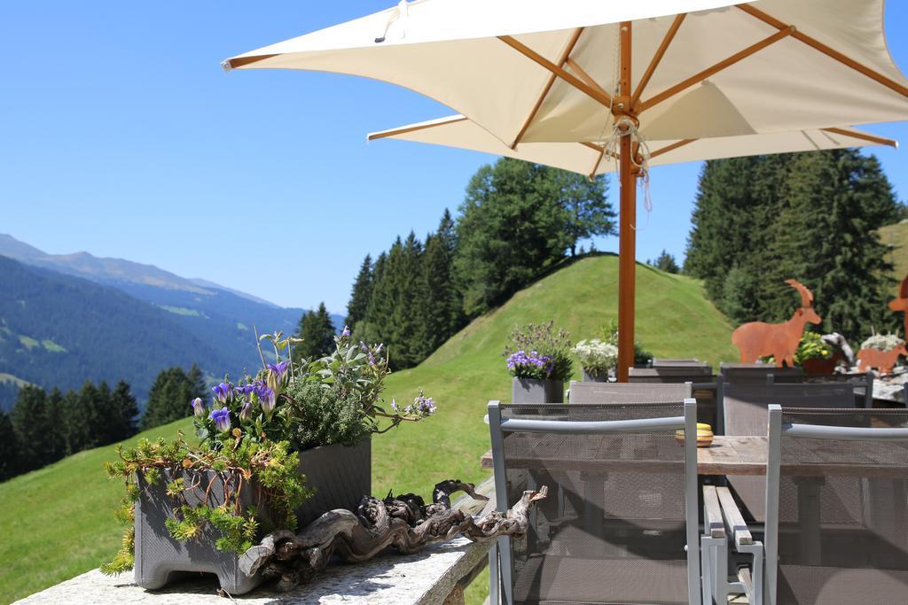 Berghaus Alpenroesli Hotel Клостерс Екстериор снимка